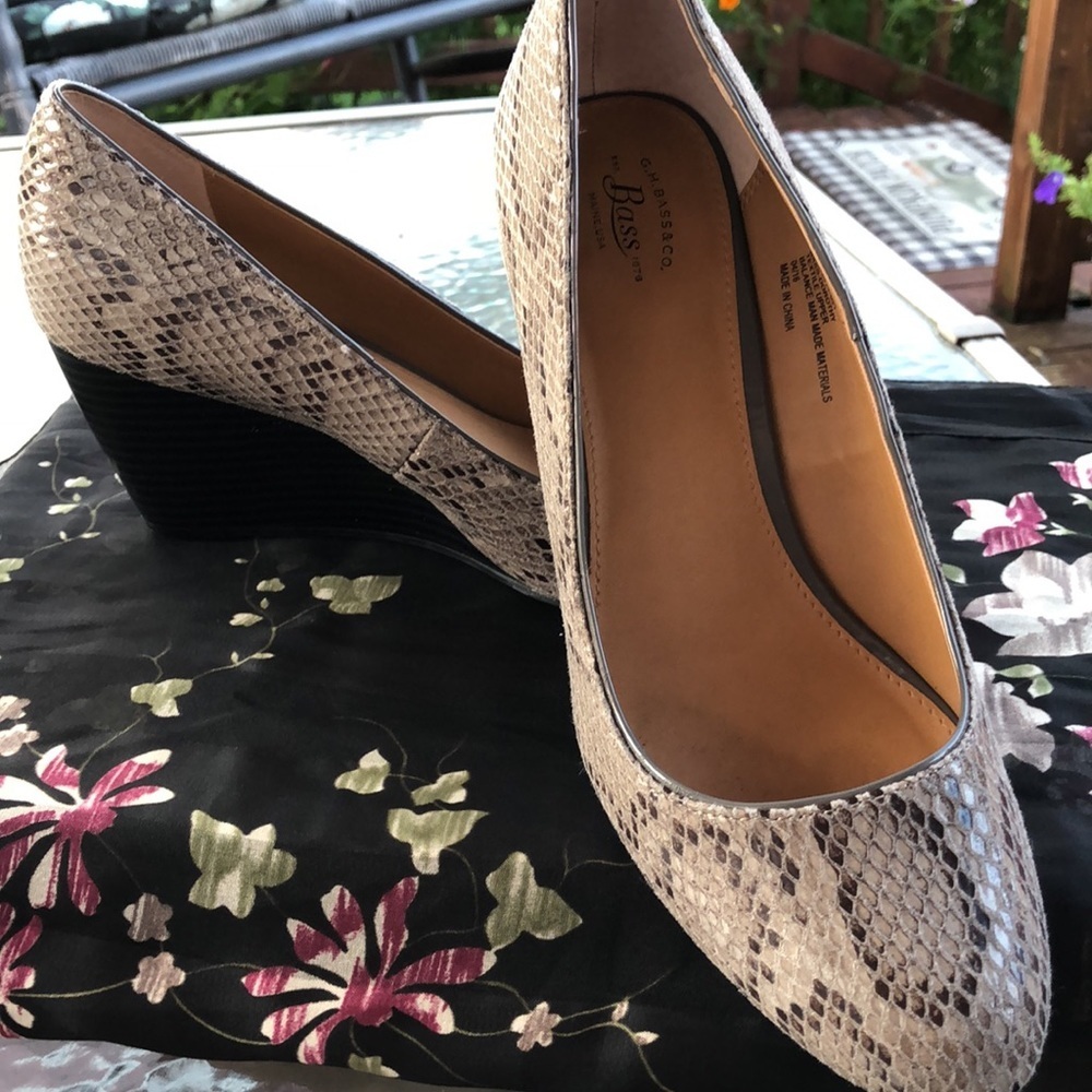 BASS Dorothy wedge heels. Size 9. Faux leather. Reptilian print, diamond cut.EUC - Picture 2 of 8